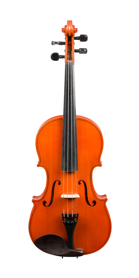 | VIOLINE UND VIOLINBOGEN: VIOLINE UND VIOLINBOGEN Wohl Frankreich, 20. Jh. Zweiteilige Fichtenholzdecke und Ahornboden, orange-rötlicher Lack, mit Koffer. 4/4 Geige, L. 59 cm, Korpusl. 35,8 cm. Geigenbogen, 20. Jh., runde