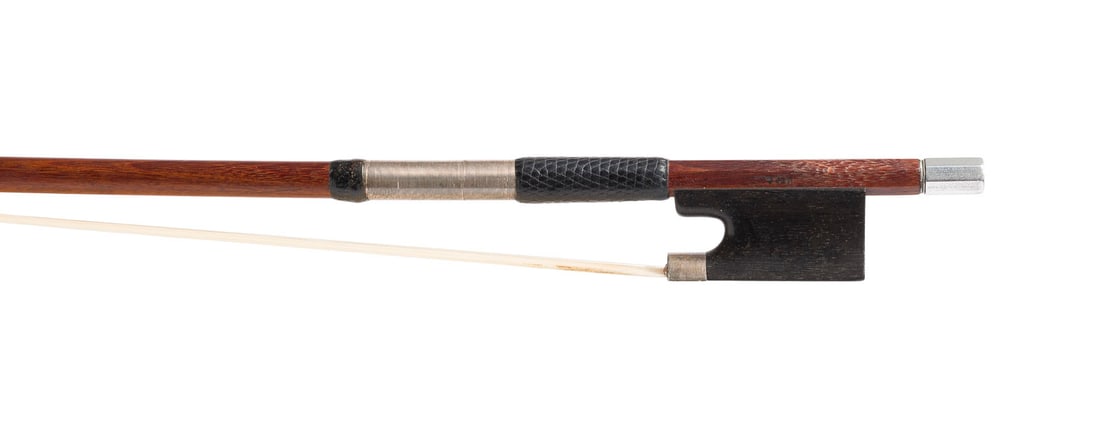 | VIOLABOGEN BEZ. 'HILL': VIOLABOGEN BEZ. 'HILL' Wohl England, Anfang 20. Jh. Runde Stange, Silbermontierung, Daumenleder, Silberkopfplatte. L. 75 cm, Gew. ca. 64g. Bratschenbogen gemarkt 'Hill'. Part. best und min