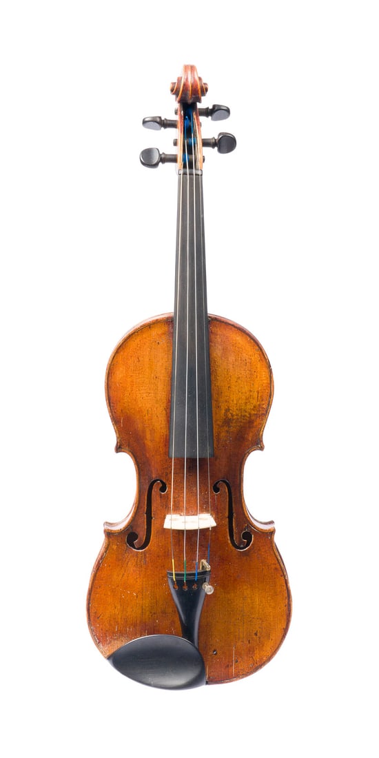 | VIOLINE FRANZ HORNSTEINER SCHULE NACH AMATI: VIOLINE FRANZ HORNSTEINER SCHULE NACH AMATI Mittenwald, um 1770 Zweiteilige Fichtenholzdecke und geflammter Ahornboden, dunkelbraun-oranger Lack, mit Koffer, Schnecke später (19. Jh.). 4/4 Geige, L.