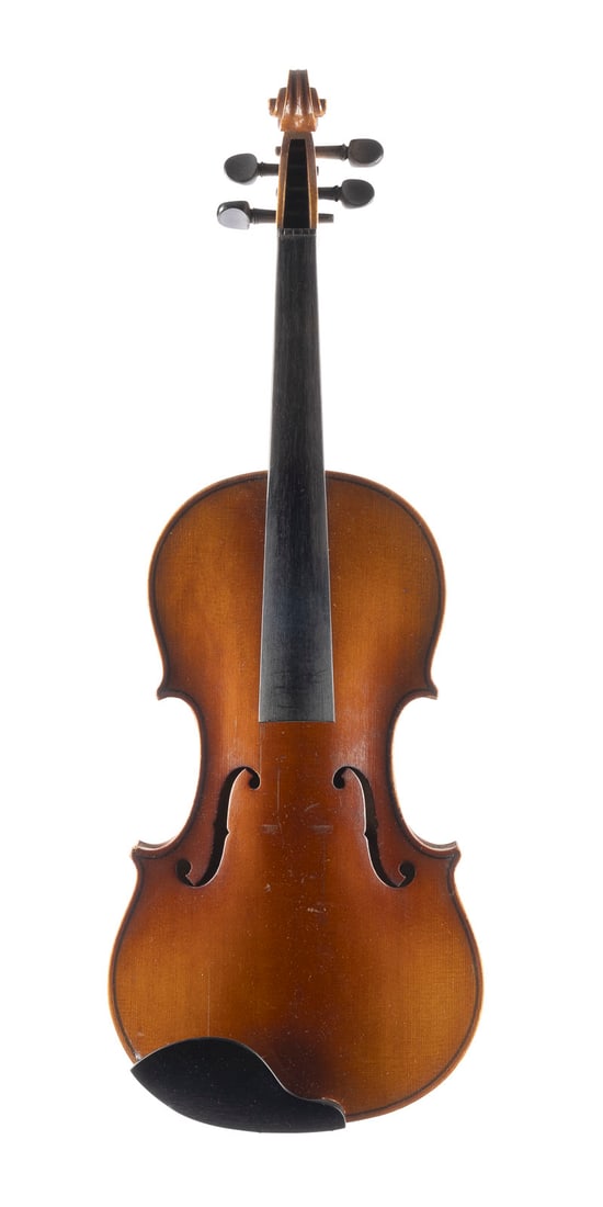 | VIOLINE: VIOLINE Wohl Frankreich, 19./20. Jh. Zweiteilige Fichtenholzdecke und einteiliger leicht geflammter Ahornboden, hellbraun rötlicher Lack. 4/4 Geige, L. 59,5 cm, Korpusl. 36 cm. Ohne Geigenzettel.