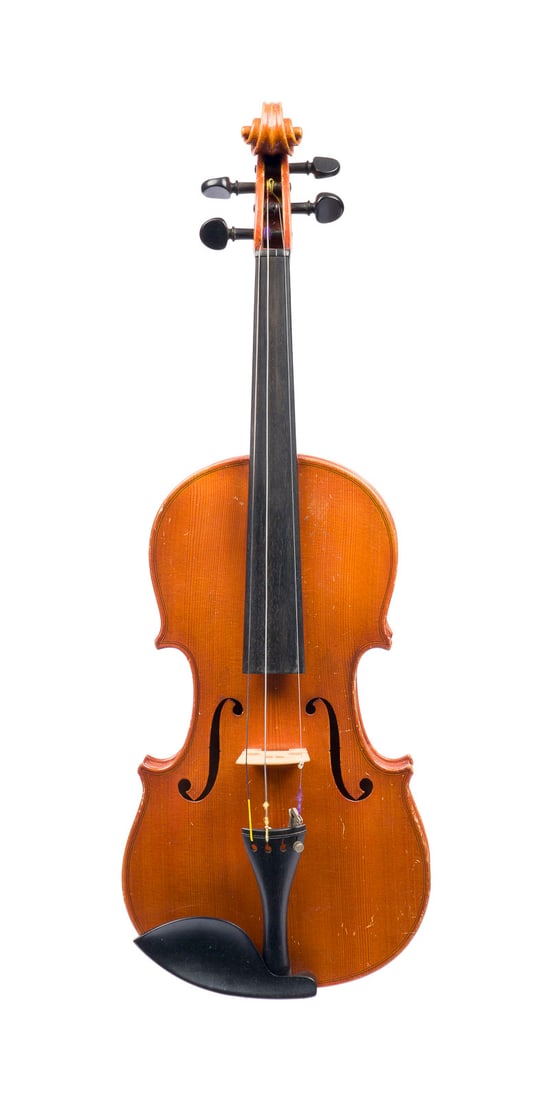 | VIOLINE: VIOLINE Vermutlich Frankreich, Anfang 20. Jh. Zweiteilige Fichtenholzdecke und Ahornboden, hellbrauner Lack, mit Koffer. 4/4 Geige, L. 59, Korpusl. 35,5 cm. Ohne Geigenzettel. Part. best. und