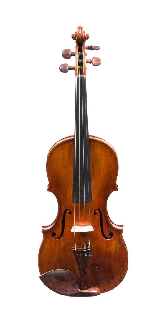 | VIOLINE SÜDDEUTSCHE SCHULE: VIOLINE SÜDDEUTSCHE SCHULE Vermutlich Süddeutschland, um 1900 Zweiteilige Fichtenholzdecke und Ahornboden, brauner Lack, im Koffer. 4/4 Geige, L. 59,1 cm, Korpusl. 35,7 cm. Part. best., Deckenriss,