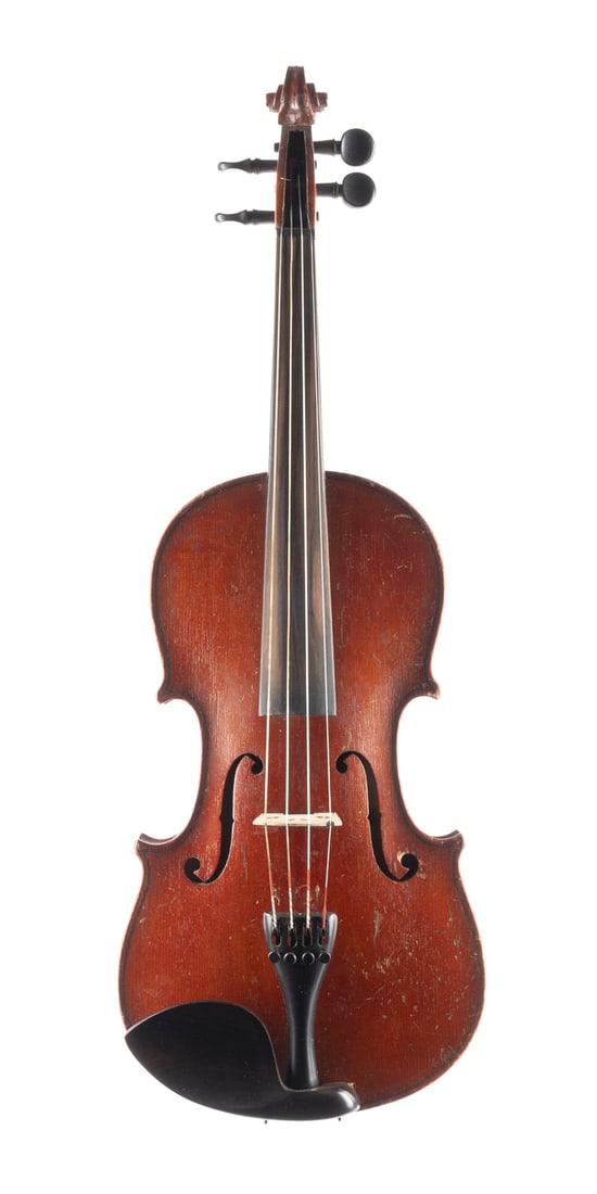 | VIOLINE: VIOLINE Wohl Deutsch, 19./20. Jh. Zweiteilige Fichtenholzdecke und geflammter Ahornboden, hellbrauner Lack.. 4/4 Geige, L. 60 cm, Korpusl. 35,7 cm.. Ohne Geigenzettel. Mit Koffer, Ersatzkinnhalter und