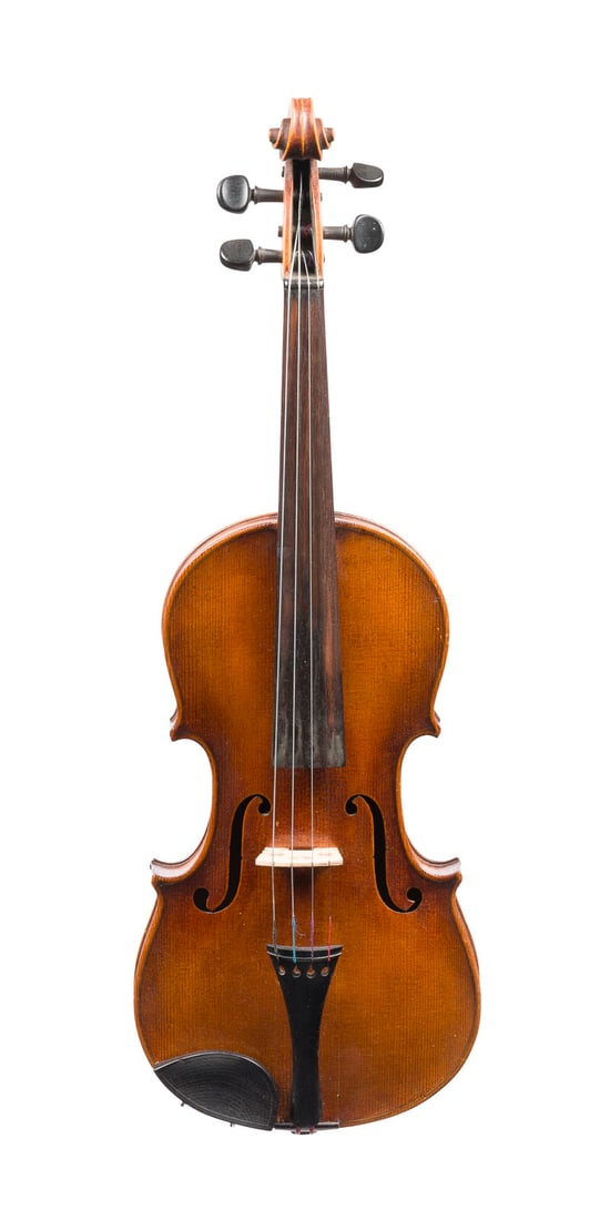 | VIOLINE: VIOLINE Anfang 20. Jh. Zweiteilige Fichtenholzdecke und einteilige Ahornboden, brauner Lack. 4/4 Geige, L. 59,4, Korpusl. 35,6 cm. Rückseitig am Zäpfchen unleserlich bez.. Min. ber. und best.VIOLINE