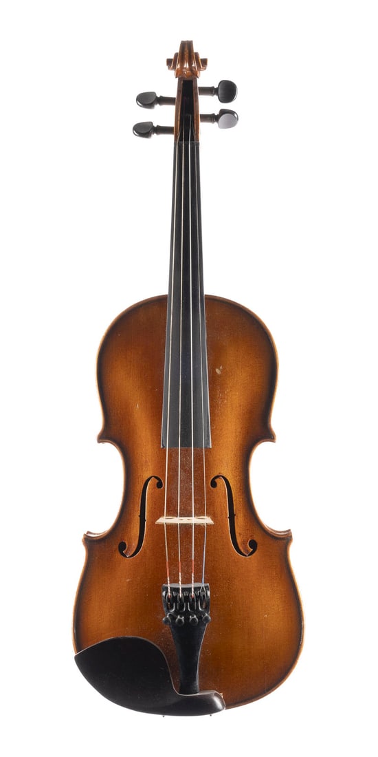 | VIOLINE: VIOLINE Wohl Deutsch, 19./20. Jh. Zweiteilige Fichtenholzdecke und geflammter Ahornboden, hellbrauner Lack. 4/4 Geige, L. 60,5 cm, Korpusl. 36,5 cm. Ohne Geigenzettel. Mit Koffer. Min. ber. und