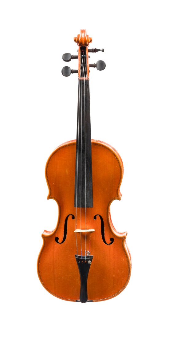 | VIOLINE BEZ. 'JOHANN GEORIGE LIPPOLD': VIOLINE BEZ. 'JOHANN GEORIGE LIPPOLD' Neukirchen, Anfang 20. Jh. Zweiteilige Fichtenholzdecke und Ahornboden, oranger Lack. 4/4 Geige, L. 59,5 cm, Korpusl. 35,8 cm. Geigenzettel: 'Johann George