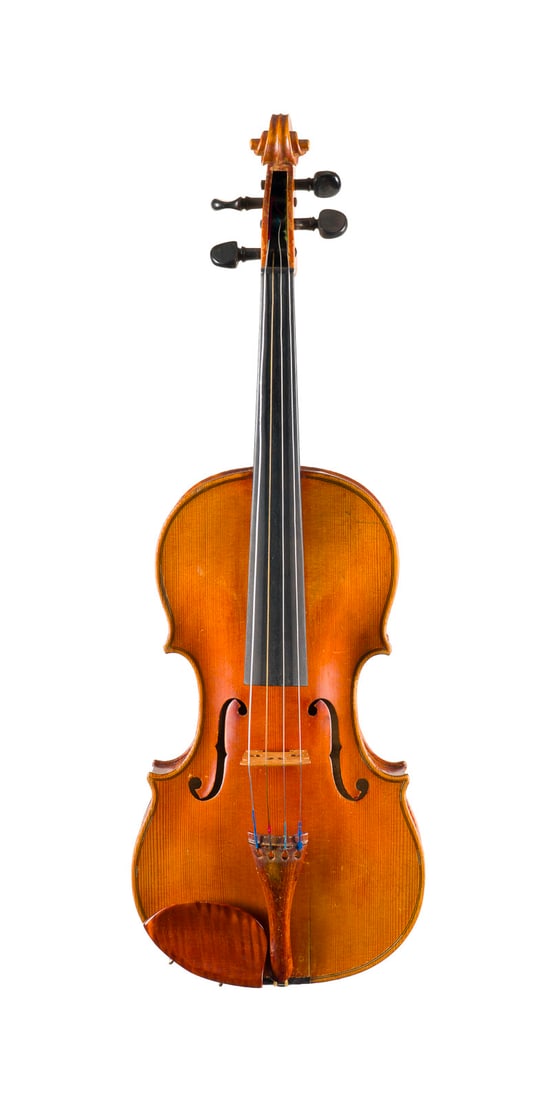 | VIOLINE NACH 'JOSEF KLOTZ': VIOLINE NACH 'JOSEF KLOTZ' Deutsch, um 1900 Einteilige Fichtenholzdecke und Ahornboden, orange-brauner Lack. 4/4 Geige, L. 59, Korpusl. 35,5 cm. Geigenzettel: 'Josef Klotz in Mittenwald anno 1795.
