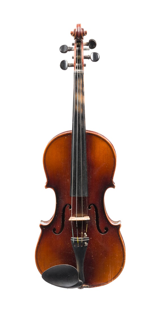 | VIOLINE: VIOLINE Sachsen/Böhmen, Anfang 20. Jh. Einteilige Fichtenholzdecke und Ahornboden, brauner schattierter Lack, mit Koffer. 4/4 Geige, L. 59,1 cm, Korpusl. 35,5 cm. Part. best. und ber.VIOLINE