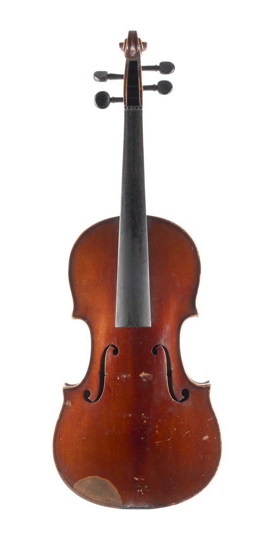| VIOLINE: VIOLINE Wohl Italien, 19./20. Jh. Zweiteilige Fichtenholzdecke und geflammter Ahornboden, braun-rötlicher Lack. 4/4 Geige, L. 60 cm, Korpusl. 35,9 cm. Ohne Geigenzettel. Part. ber. und best., Steg, S