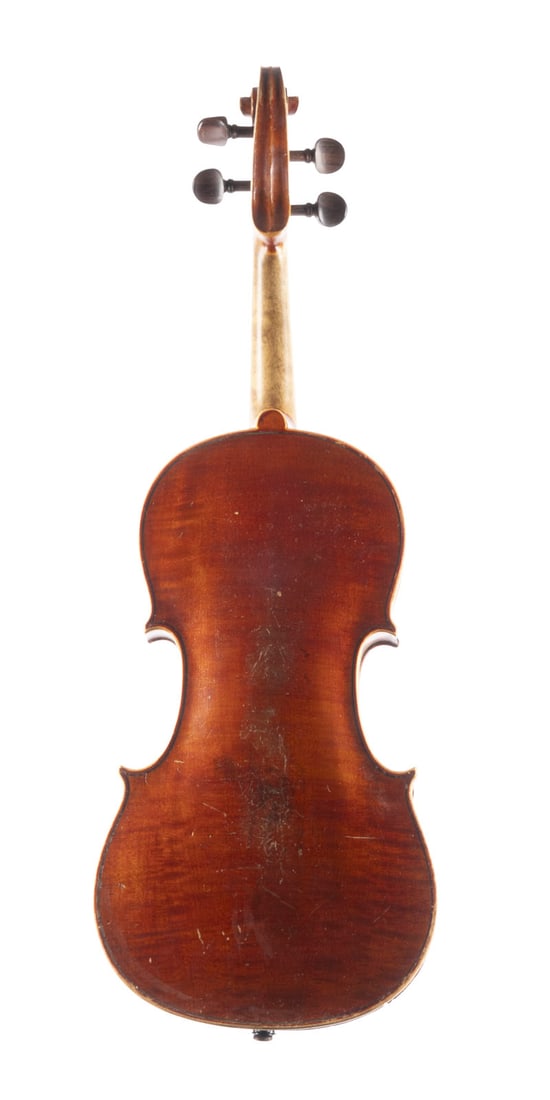 | VIOLINE AUG. JINDR. ROTTA SYN: VIOLINE AUG. JINDR. ROTTA SYN Prag, Tschechien, 20. Jh. Zweiteilige Fichtenholzdecke und geflammter Ahornboden, hellbrauner Lack. 4/4 Geige, L. 60 cm, Korpusl. 36 cm.. Geigenzettel: 'Aug. Jindr.