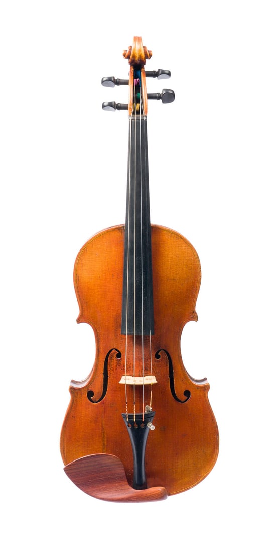 | VIOLINE NACH 'SAMUEL NEMESS?NYI': VIOLINE NACH 'SAMUEL NEMESS?NYI' Wohl Ungarn, Anfang 20. Jh. Zweiteilige Fichtenholzdecke und geflammter Ahornboden, hellbrauner Lack, mit Koffer. 4/4 Geige, L. 59,5 cm, Korpusl. 35,6 cm.