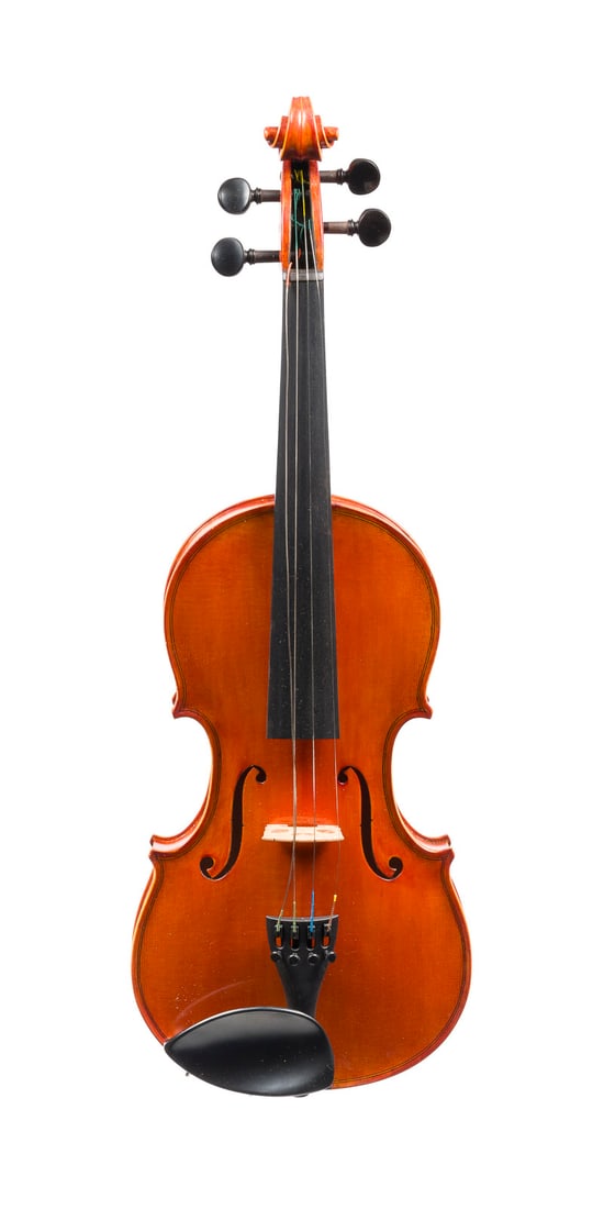 | 7/8 VIOLINE: 7/8 VIOLINE Rumänien, 20. Jh. Zweiteilige Fichtenholzdecke und Ahornboden, braun-oranger Lack. 7/8 Geige, L. 57,5 cm, Korpusl. 34,5 cm. Min. ber. Provenienz: Nachlass aus einer deutschen