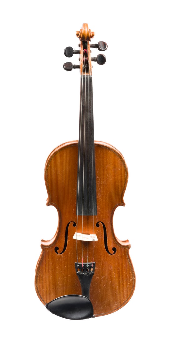 | VIOLINE BEZ. 'J. CH. DETERMING': VIOLINE BEZ. 'J. CH. DETERMING' Wohl Hamburg, 20. Jh. Zweiteilige Fichtenholzdecke und Ahornboden, hellbrauner Lack, mit Holzkoffer. 4/4 Geige, L. 59,5, Korpusl. 36 cm. Geigenzettel: J. Ch. Determing