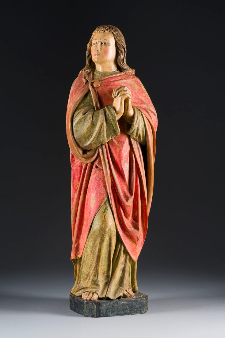 | HEILIGER JOHANNES: HEILIGER JOHANNES Deutsch, um 1800 Holz, plastisch geschnitzt, vergoldet, polychrom gefasst, rückseitig geflacht, auf einem Sockel. H. 70, B. 23, T. 19 cm, Gew. ca. 6,19kg. Min. ber. und best., rest.