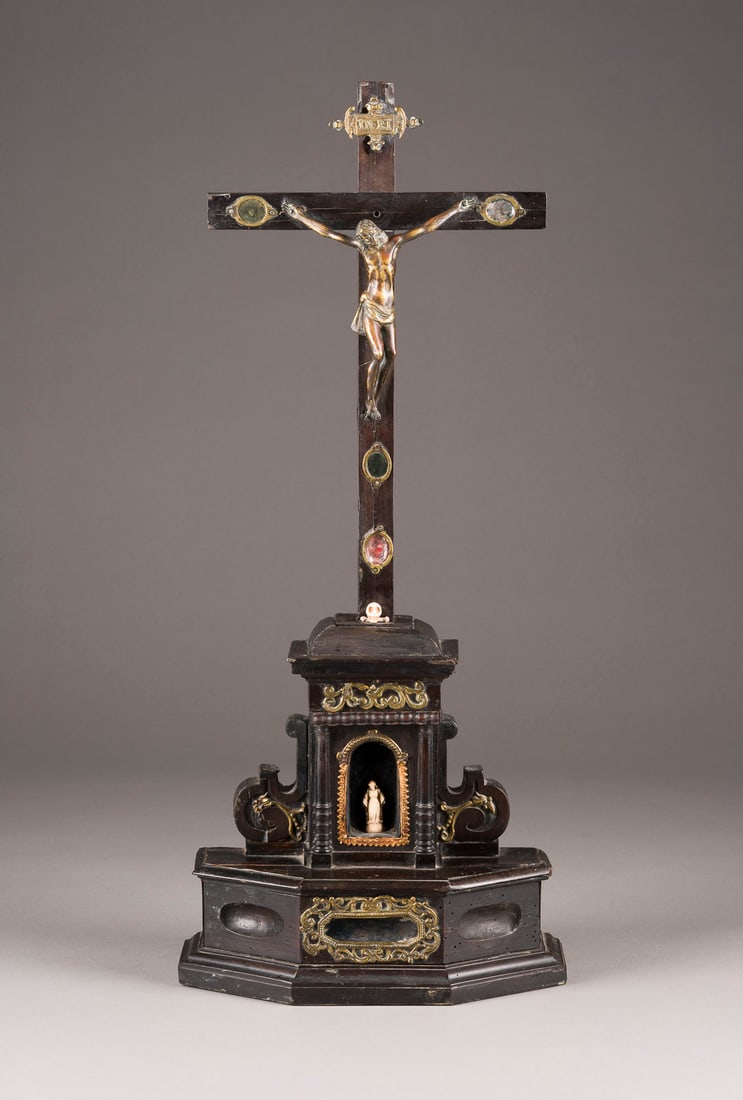 | KRUZIFIX AUF EINEM SOCKEL (1 of 1)