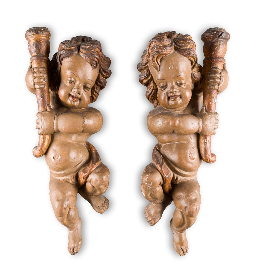 | SCHWEBENDER LEUCHTERENGEL: SCHWEBENDER LEUCHTERENGEL Süddeutsch/Österreich um 1700 Holz, plastisch geschnitzt, vergoldet, polychrom gefasst. H. 72, B. 56, T. 25 cm. Part. best., Fassungsverluste, besch., rest., ein Flügel lo