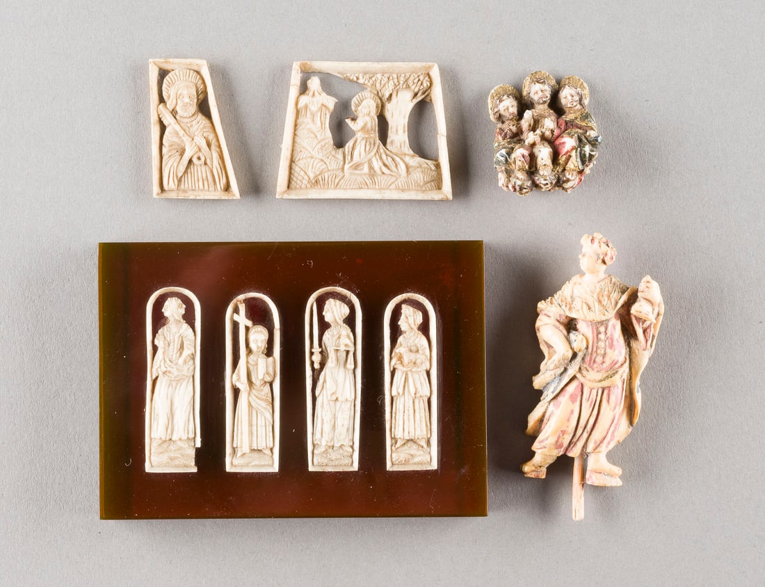 | KONVOLUT VON FÜNF SAKRALEN SCHNITZEREIEN (1 of 1)