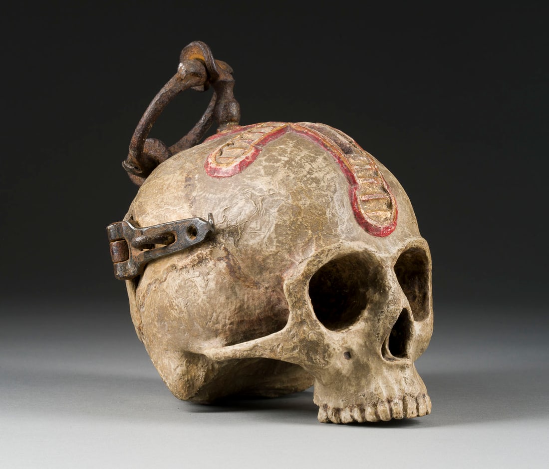 | TOTENSCHÄDEL ALS MÜNZDOSE (1 of 2)