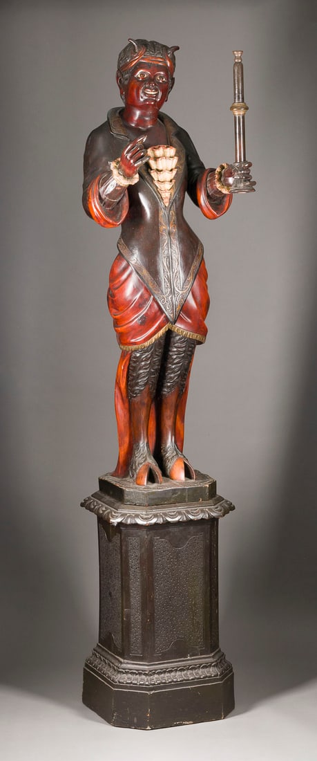 | GROSSE STEHENDE TEUFELFIGUR: GROSSE STEHENDE TEUFELFIGUR Venedig, 19./20. Jh. Holz, vollplastisch geschnitzt, polychrom gefasst, auf einem Podestsockel. H. 189, B 44, T. 38 cm. Großformatige Teufelsfigur in volkstümlicher Auffa