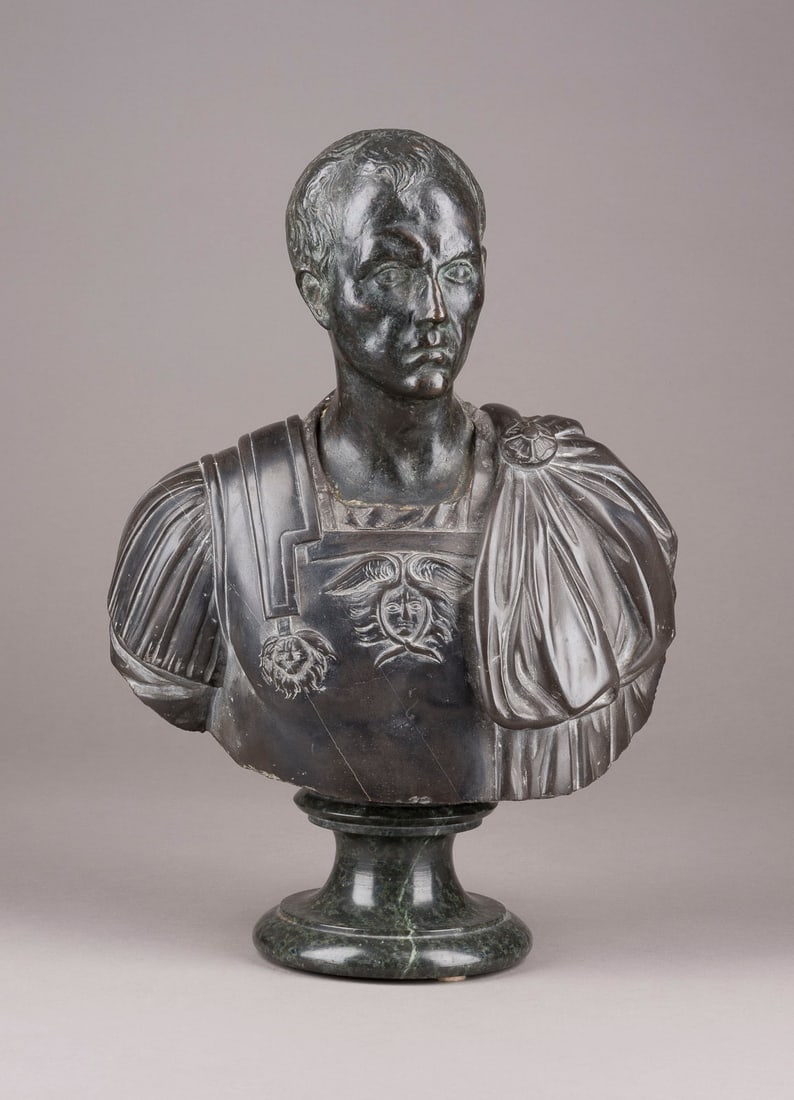 UNBEKANNTER BILDPLASTIKER | BÜSTE DES RÖMISCHEN KAISERS 'JU: UNBEKANNTER BILDPLASTIKER Tätig im 19./ 20. Jh. BÜSTE DES RÖMISCHEN KAISERS 'JULIUS CÄSAR' Marmor und Bronze, schwarz patiniert, auf einem Marmorsockel. H. 43, B. 30, T. 17 cm, Gew. ca. 13,93 kg.