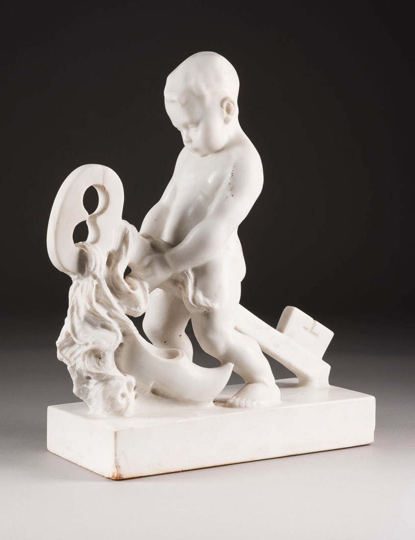 DEUTSCHER BILDPLASTIKER | STEHENDER PUTTO MIT SCHLÜSSEL UND: DEUTSCHER BILDPLASTIKER Tätig um 1900 STEHENDER PUTTO MIT SCHLÜSSEL UND SCHUH Marmor, vollplastisch modelliert, auf rechteckigem Sockel. H. 47, B. 41, T.16,5 cm, Gew. 17,8kg. Allegorische