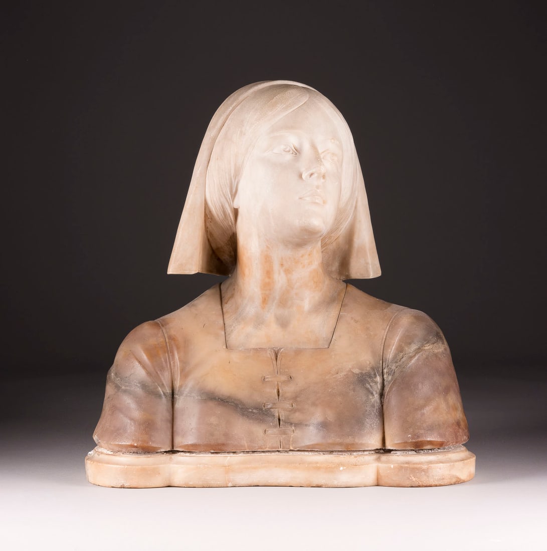 ITALIENISCHER BILDPLASTIKER | FRAUENBÜSTE WOHL 'JEANNE D'AR: ITALIENISCHER BILDPLASTIKER Tätig Anfang 20. Jh. FRAUENBÜSTE WOHL 'JEANNE D'ARC' Zweifarbiger Alabaster, auf einem Sockel. H. 50, B 50, T. 26 cm. Unsigniert. Part. best. und ber., Sockel best.ITALIE