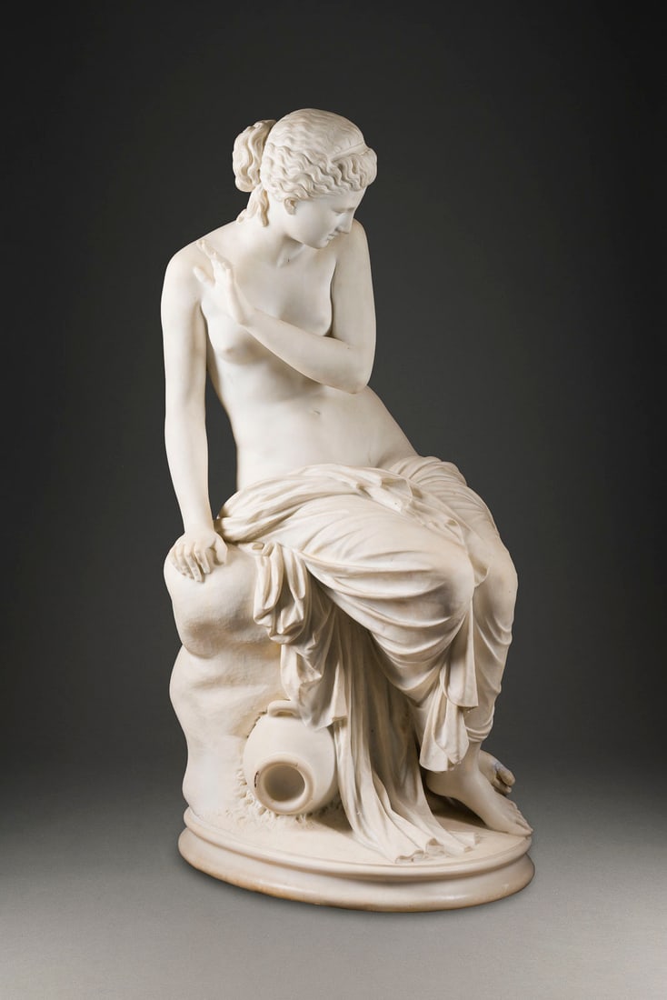ITALIENISCHER BILDPLASTIKER | GROSSE SITZENDE SUSANNA IM BA: ITALIENISCHER BILDPLASTIKER Tätig 2. Hälfte des 19. Jh. GROSSE SITZENDE SUSANNA IM BADE Marmor, vollplastisch gearbeitet, auf rundem Marmorsockel. H. 90, B. 41, T. 44 cm. Unsigniert, in der Art von