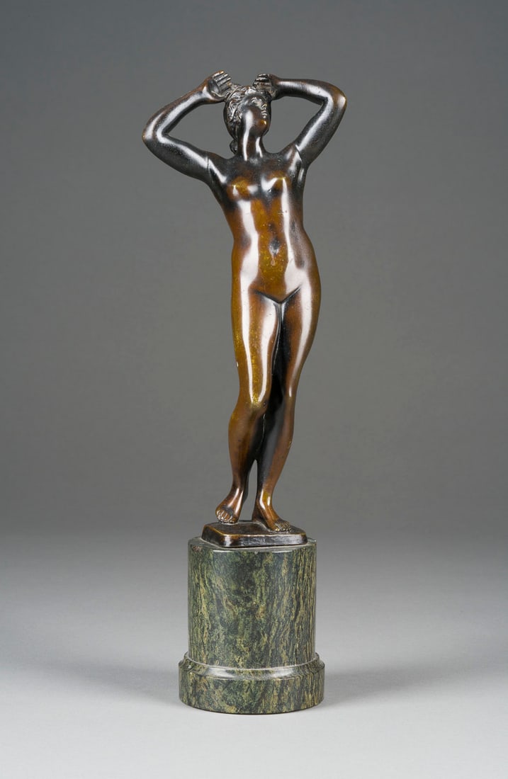 UNBEKANNTER BILDPLASTIKER | KLAGENDE VENUS: UNBEKANNTER BILDPLASTIKER Tätig Anfang 20. Jh. KLAGENDE VENUS Bronze, dunkel patiniert, auf Marmorsockel (H. 9 cm). Ges.-H. 32, B. 10, T. 8,5 cm, Gew. ca. 1,78kg. Unsigniert. Part. Verlust der Patina