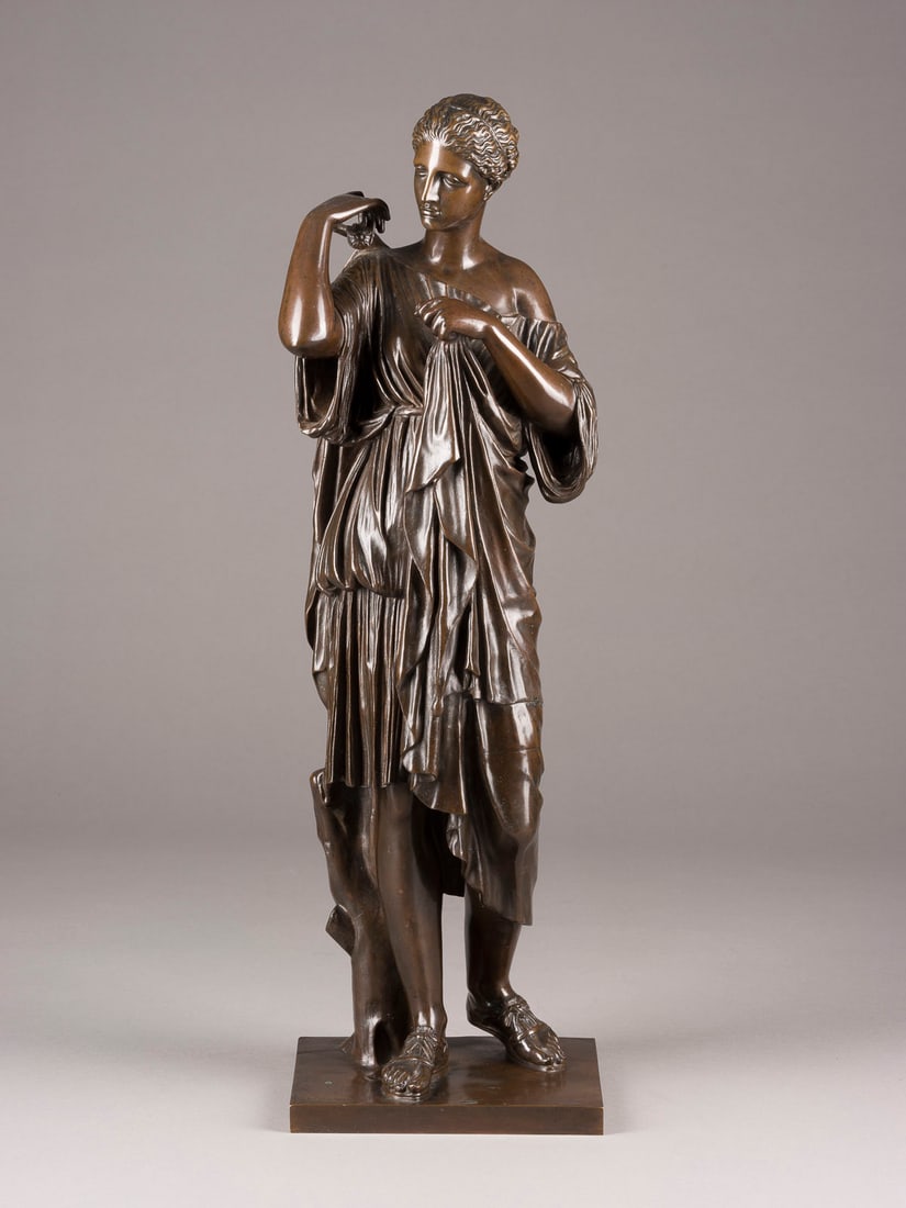 UNBEKANNTER BILDPLASTIKER | DIANA VON GABII (NACH ANTIKEM O: UNBEKANNTER BILDPLASTIKER Tätig Anfang 20. Jh. DIANA VON GABII (NACH ANTIKEM ORIGINAL) Bronze, dunkel patiniert, auf quadratischer Plinthe. H. 56,5, B. 17, T. 15 cm, Gew. ca. 8,48 kg. Verso nummerier