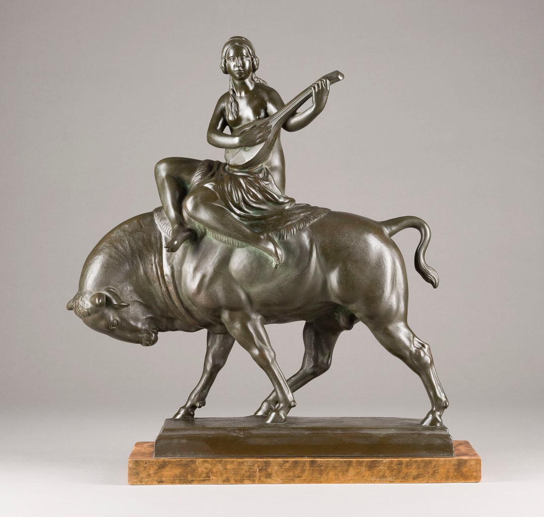 PAUL ESCHERT | 'EUROPA MIT LAUTE AUF DEM STIER': PAUL ESCHERT Tätig Anfang 20. Jh. 'EUROPA MIT LAUTE AUF DEM STIER' Bronze, dunkel patiniert, auf rechteckiger Plinthe und Sockel (H. 3 cm). Ges.-H. ca. 51, B. 43, T. 16 cm, Gew. ca. 13,8kg. Auf der P