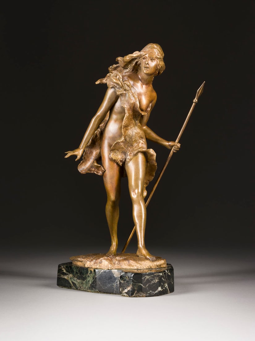 PAUL LUDWIG KOWALCZEWSKI | DIANA MIT EINEM JAGDHUND: PAUL LUDWIG KOWALCZEWSKI 1865 Mieltschin - 1910 Berlin DIANA MIT EINEM JAGDHUND Bronze, golden patiniert, auf naturalistischer Plinthe und Marmorsockel (H. 3 cm). Ges.-H. 33, B. 20, T. 14 cm, Gew. ca.