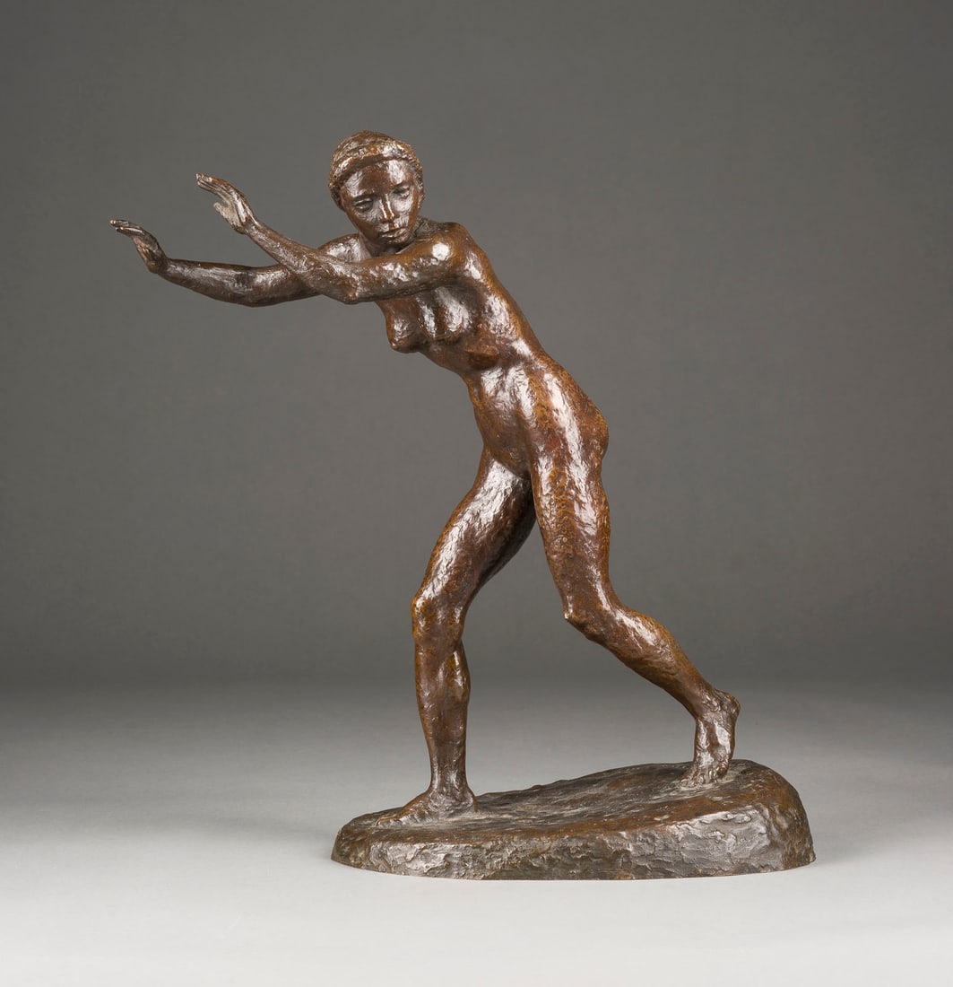 ELSE IMMELMANN | SCHREITENDER FRAUENAKT: ELSE IMMELMANN Münchener Bildplastikerin tätig Anfang 20. Jh. SCHREITENDER FRAUENAKT München, um 1930 Bronze, braun patiniert, auf ovaler Plinthe. H. 39, B. 36, T. 17,5 cm, Gew. ca. 5,39 kg. Auf de