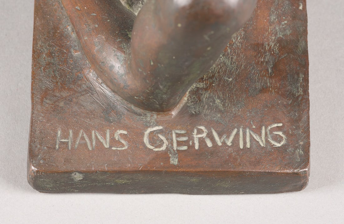 HANS GERWING | LIEGENDES LIEBESPAAR: HANS GERWING 1893 Gelsenkirchen - 1974 Düsseldorf LIEGENDES LIEBESPAAR Bronze, dunkel patiniert. H. 22, B. 37, T. 10 cm, Gew. ca. 9,21kg. Auf der Plinthe signiert 'Hans Gerwing'. Min. Verlust der