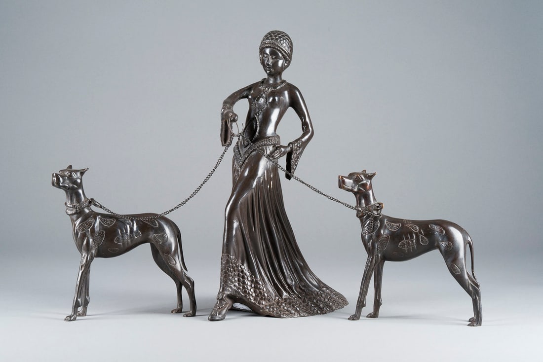 GEORGES GORI | 'THE GUARDIANS' ART DECO FIGURENGRUPPE: DAME: GEORGES GORI um 1900 Paris - nach 1937 (Nachfolger) 'THE GUARDIANS' ART DECO FIGURENGRUPPE: DAME MIT ZWEI HUNDEN Bronze, dunkel patiniert, Metallketten. H. 43, Hunde H. ca. 23 cm. Unsigniert, nach