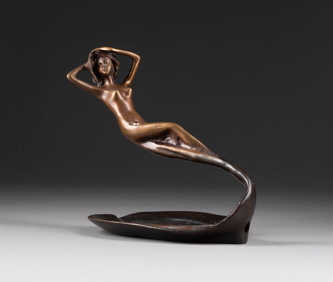 FRANZÖSISCHER BILDPLASTIKER | JUGENDSTIL NYMPHE AUF SEEROSE: FRANZÖSISCHER BILDPLASTIKER Tätig Anfang 20. Jh. JUGENDSTIL NYMPHE AUF SEEROSE ALS VISITENKARTENSCHALE Bronze, braun patiniert. H. 19, B. 23, T. 14 cm, Gew. ca. 1,5kg. Unsigniert, vermutlich Claude
