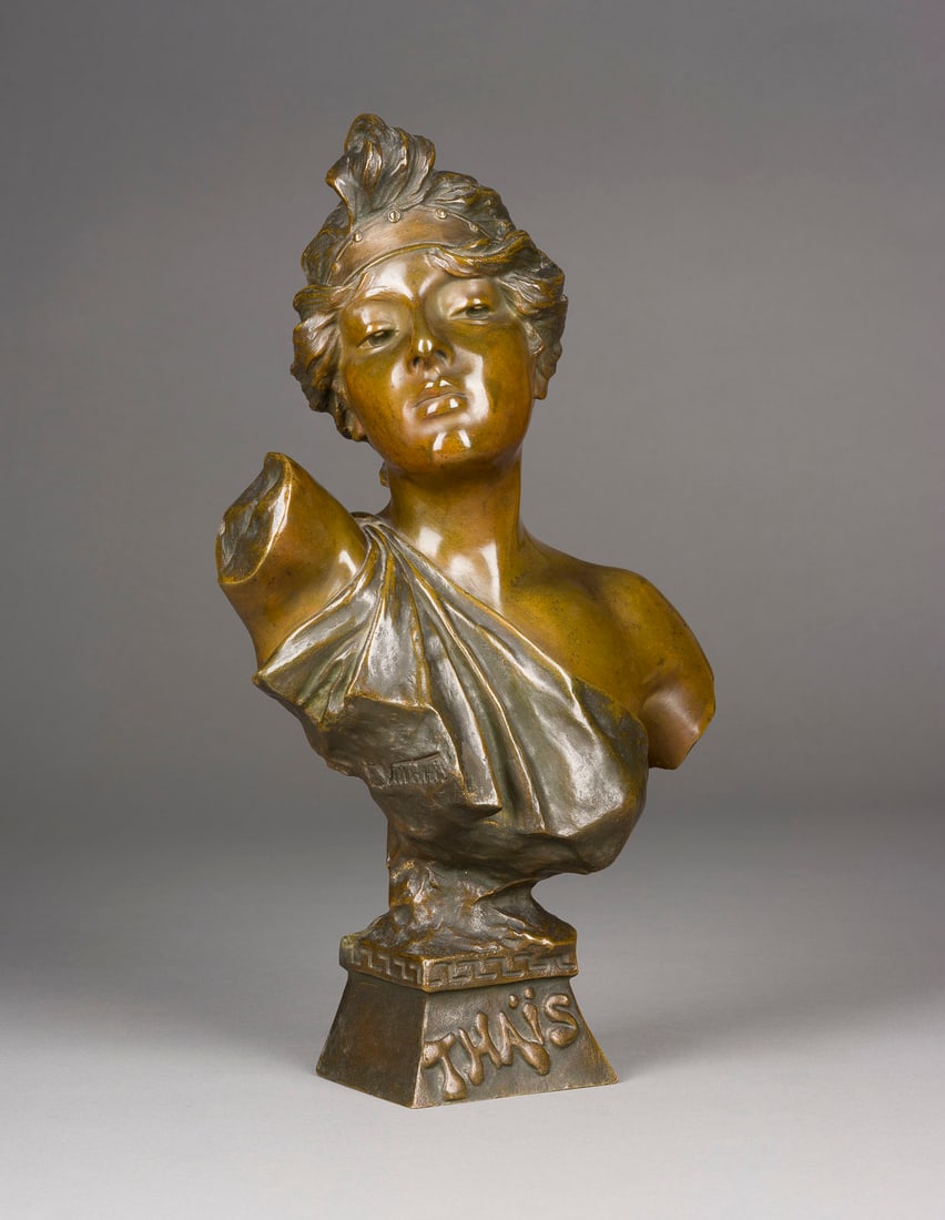 EMMANUEL VILLANIS | JUGENDSTIL FRAUENBÜSTE 'THAIS': EMMANUEL VILLANIS 1858 Lille - 1914 Paris JUGENDSTIL FRAUENBÜSTE 'THAIS' Bronze, braun patiniert. H. 40, B. 22, T. 15 cm, Gew. ca. 6,59 kg. Auf der Robe signiert 'E. Villanis', vorderseitig bez. 'Tha