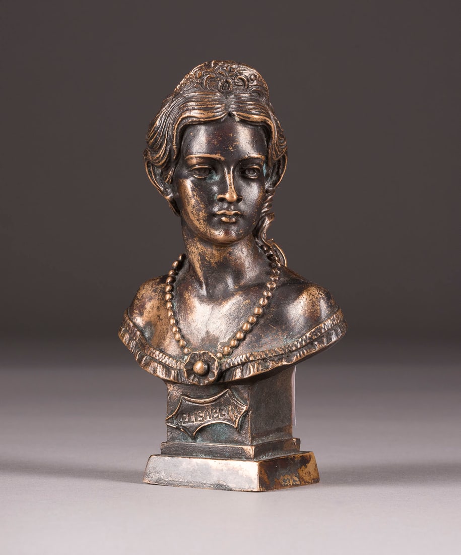 UNBEKANNTER BILDPLASTIKER | BÜSTE KAISERIN ELISABETH: UNBEKANNTER BILDPLASTIKER Tätig Anfang 20. Jh. BÜSTE KAISERIN ELISABETH Bronze, dunkel patiniert. H. 12, B. 7,5, T. 4,5 cm. Vorderseitig bez. 'Elisabeth'. Part. Verlust der Patina.BÜSTE KAISERIN EL