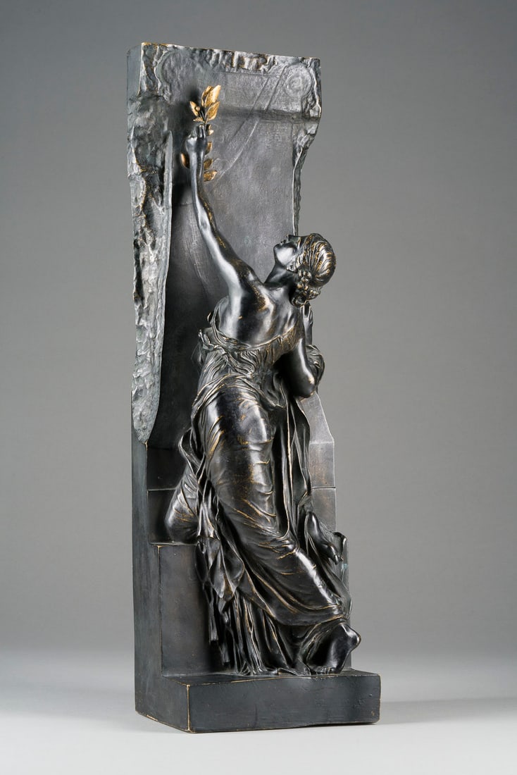 HENRI MICHEL ANTOINE CHAPU | 'LA JEUNESSE' (DIE JUGEND): HENRI MICHEL ANTOINE CHAPU 1833 Seine-et-Marne - 1891 Paris 'LA JEUNESSE' (DIE JUGEND) Regule, dunkel patiniert, vergoldete Blüte, auf integriertem Sockel. H. 58,5, B. 18, T. 14 cm, Gew. ca. 10,35kg.