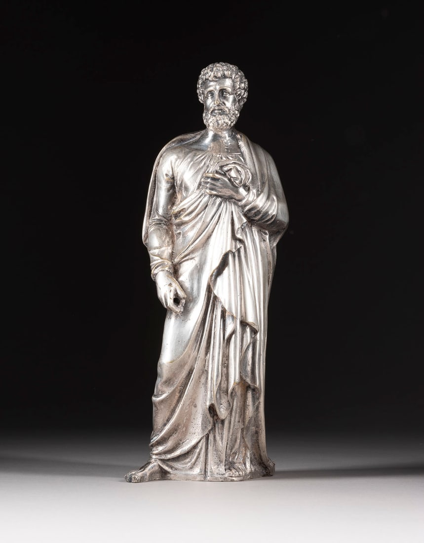 UNBEKANNTER BILDPLASTIKER | APOSTELFIGUR PETRUS ODER GRIECH: UNBEKANNTER BILDPLASTIKER Tätig im 19./ 20. Jh. APOSTELFIGUR PETRUS ODER GRIECHISCHER PHILOSOPH Bronze, silbern patiniert. H. 31, B. 12,5, T. 10 cm, Gew. ca. 4,5kg. Part. Verlust der Patina und Oxida