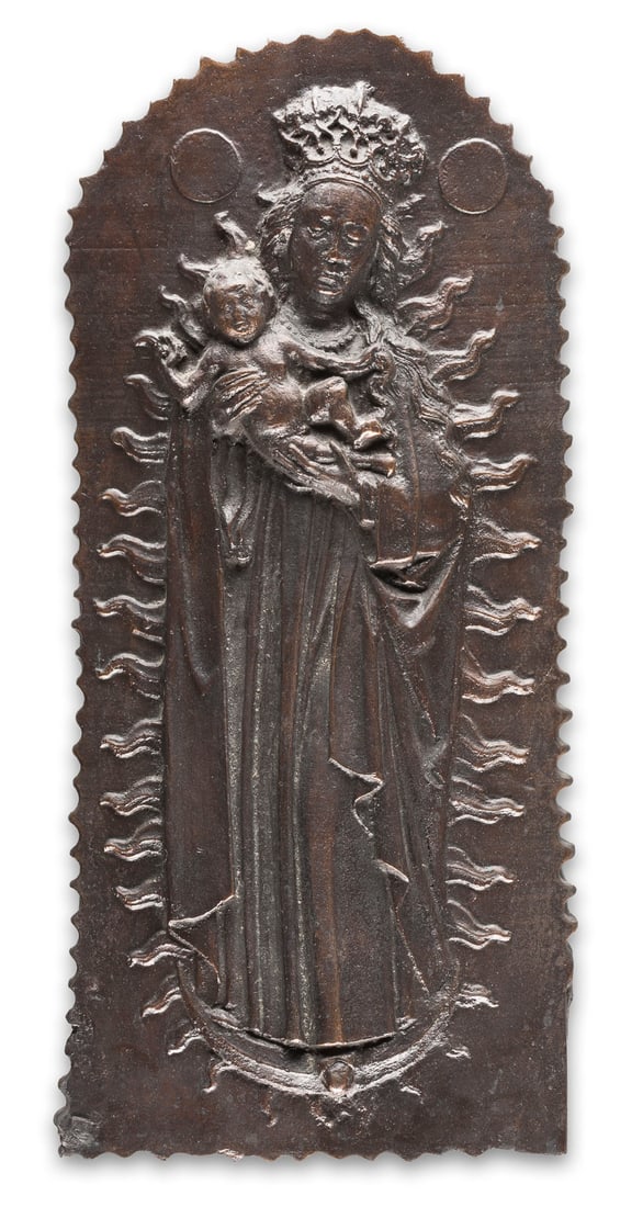 DEUTSCHER BILDPLASTIKER | RELIEF: MARIENDARSTELLUNG AUF DER: DEUTSCHER BILDPLASTIKER Tätig Anfang 20. Jh. RELIEF: MARIENDARSTELLUNG AUF DER GLOCKE 'CELSA' Bronze, dunkel patiniert, reliefiert. H. 48, B. 22, T. 3 cm, Gew. ca.. Nach dem flämischen Vorbild von G