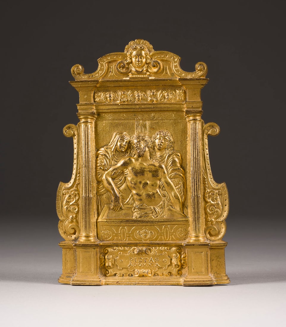 HANS SCHWARZ | RELIEF 'GRABLEGUNG CHRISTI - PIETAS AD OMNIA: HANS SCHWARZ 1492 Augsburg - um 1550 ebd. (Nachfolger) RELIEF 'GRABLEGUNG CHRISTI - PIETAS AD OMNIA' Süddeutsch, wohl 16./17. Jh. Bronze, feuervergoldet. H. 16,5, B. 11,5, T. 5,5 cm, Gew. ca. 0,43 kg