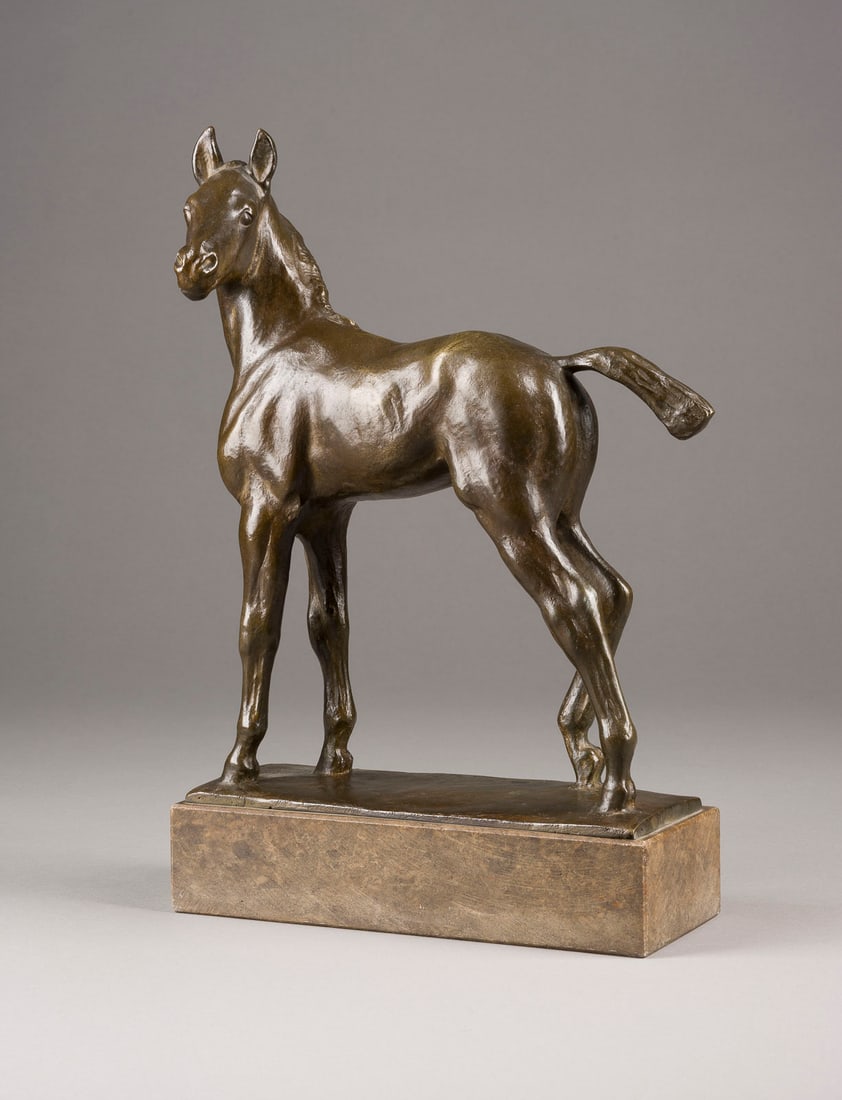 ALBERT HINRICH HUSSMANN | SCHREITENDES FOHLEN: ALBERT HINRICH HUSSMANN 1874 Lüdingworth - 1946 Fürstenberg SCHREITENDES FOHLEN Bronze, braun patiniert, Vollguss, auf rechteckiger Plinthe und Marmorsockel (H. 5 cm). Ges.-H. 34,5, B. 23,5, T. 9 cm