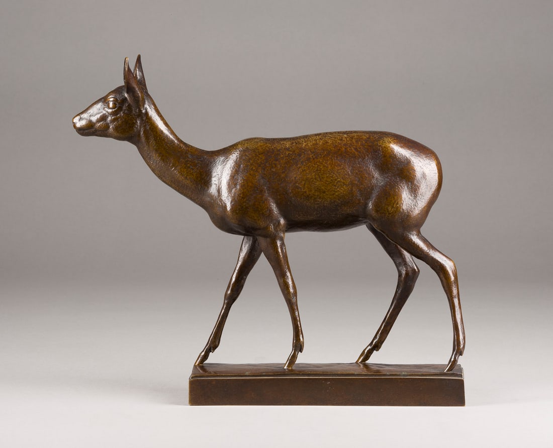 AUGUST GAUL | SCHREITENDES REH: AUGUST GAUL 1869 Großhauheim - 1921 Berlin SCHREITENDES REH Entwurf um 1918 Bronze, dunkel und dunkelgrün patiniert, auf rechteckiger Plinthe und Marmorsockel (H. 3 cm). Ges.-H. 32, B. 36, T. 8 cm,