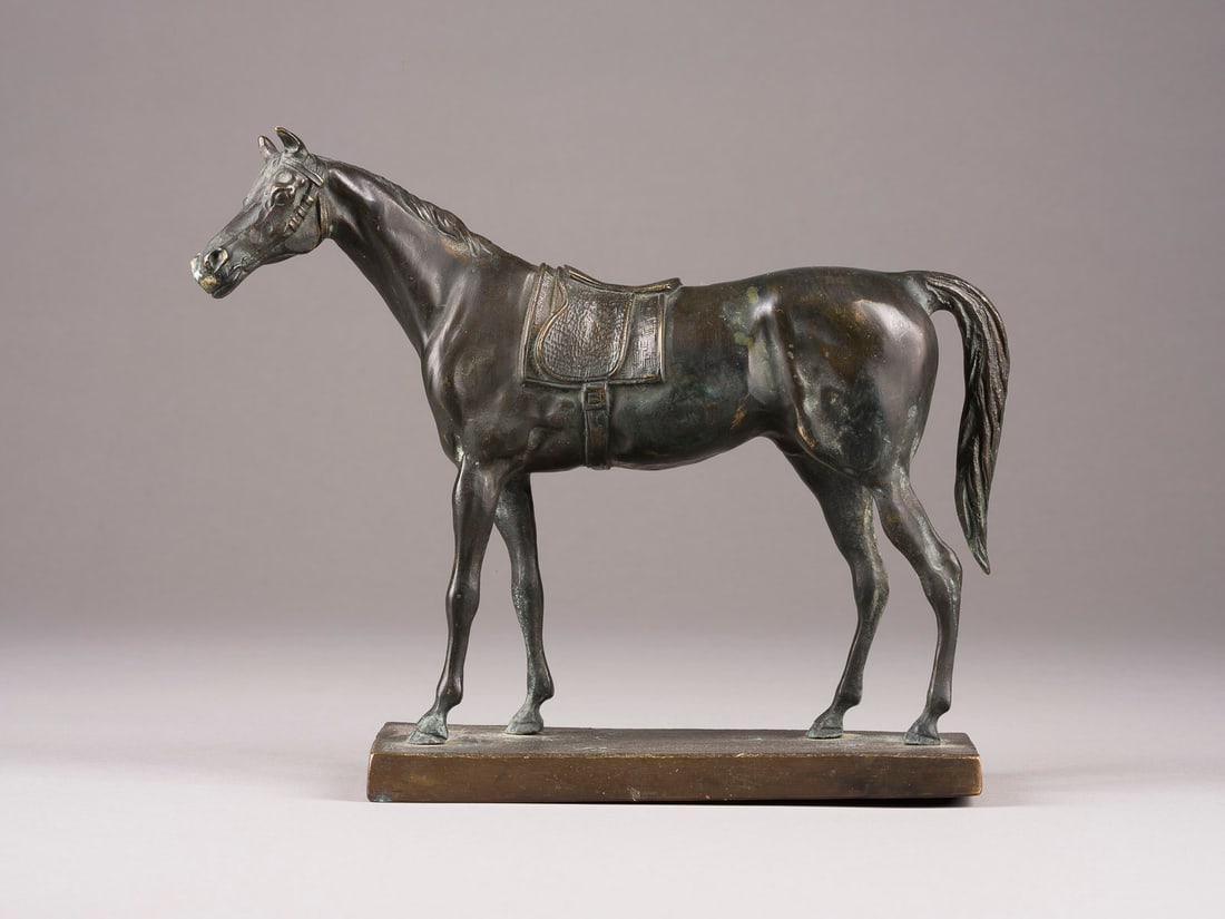UNBEKANNTER BILDPLASTIKER | STEHENDES PFERD: UNBEKANNTER BILDPLASTIKER Tätig Anfang 20. Jh. STEHENDES PFERD Bronze, dunkel patiniert, auf rechteckiger Plinthe (H. 2 cm). Ges.-H. 22, B. 26, T. 9 cm, Gew. ca. 2,53kg. Unsigniert. Part. Verlust
