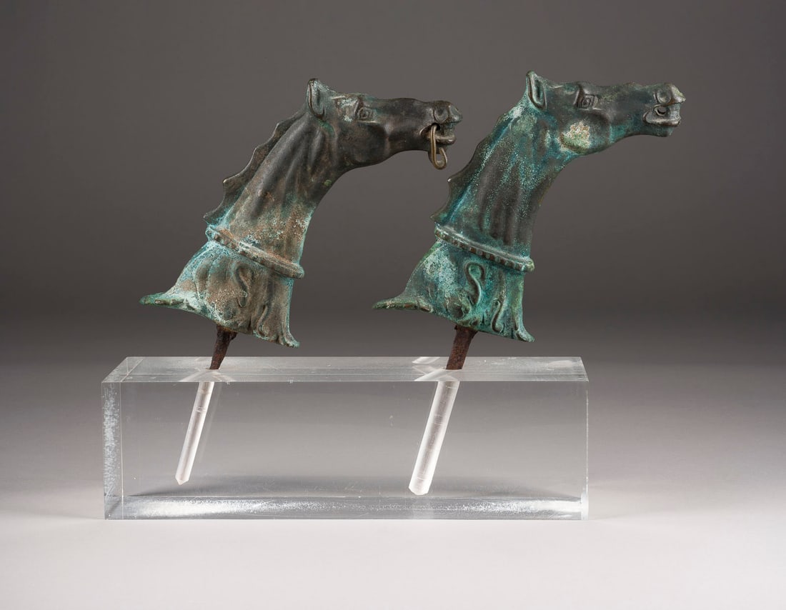 ITALIENISCHER BILDPLASTIKER | PAAR VENEZIANISCHE 'CAVALLI': ITALIENISCHER BILDPLASTIKER Tätig im 19./20. Jh. PAAR VENEZIANISCHE 'CAVALLI' (PFERDEKÖPFE ALS GONDEL-BESCHLÄGE) Bronze, dunkel patiniert, jeweils auf einem Dorn, Nasenriemen aus Metall, mit