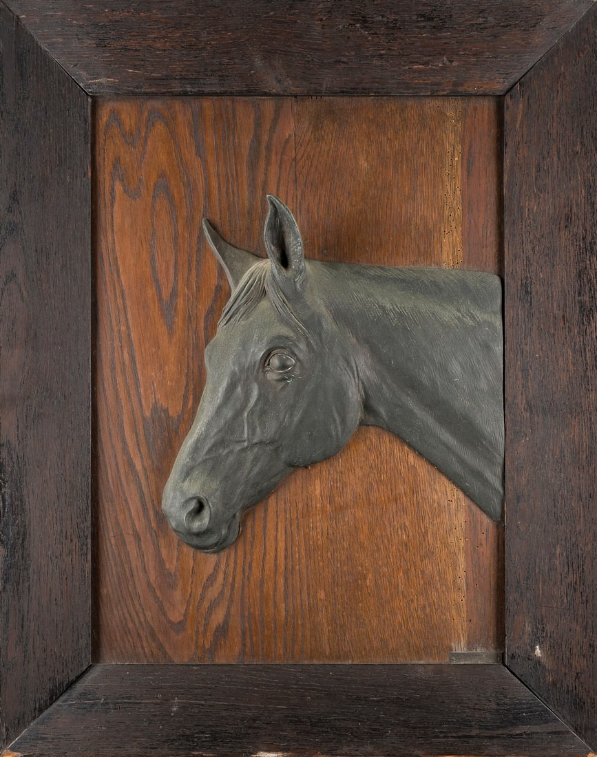 UNBEKANNTER BILDPLASTIKER | RELIEF 'PFERDEKOPF': UNBEKANNTER BILDPLASTIKER Tätig Anfang 20. Jh. RELIEF 'PFERDEKOPF' Bronze, dunkel patiniert, auf Holzplatte, gerahmt. H. 32, B. 33 (R. 62,5 x 49 cm). Unten links Plakette '1900 1. Juni 1925'. Min.