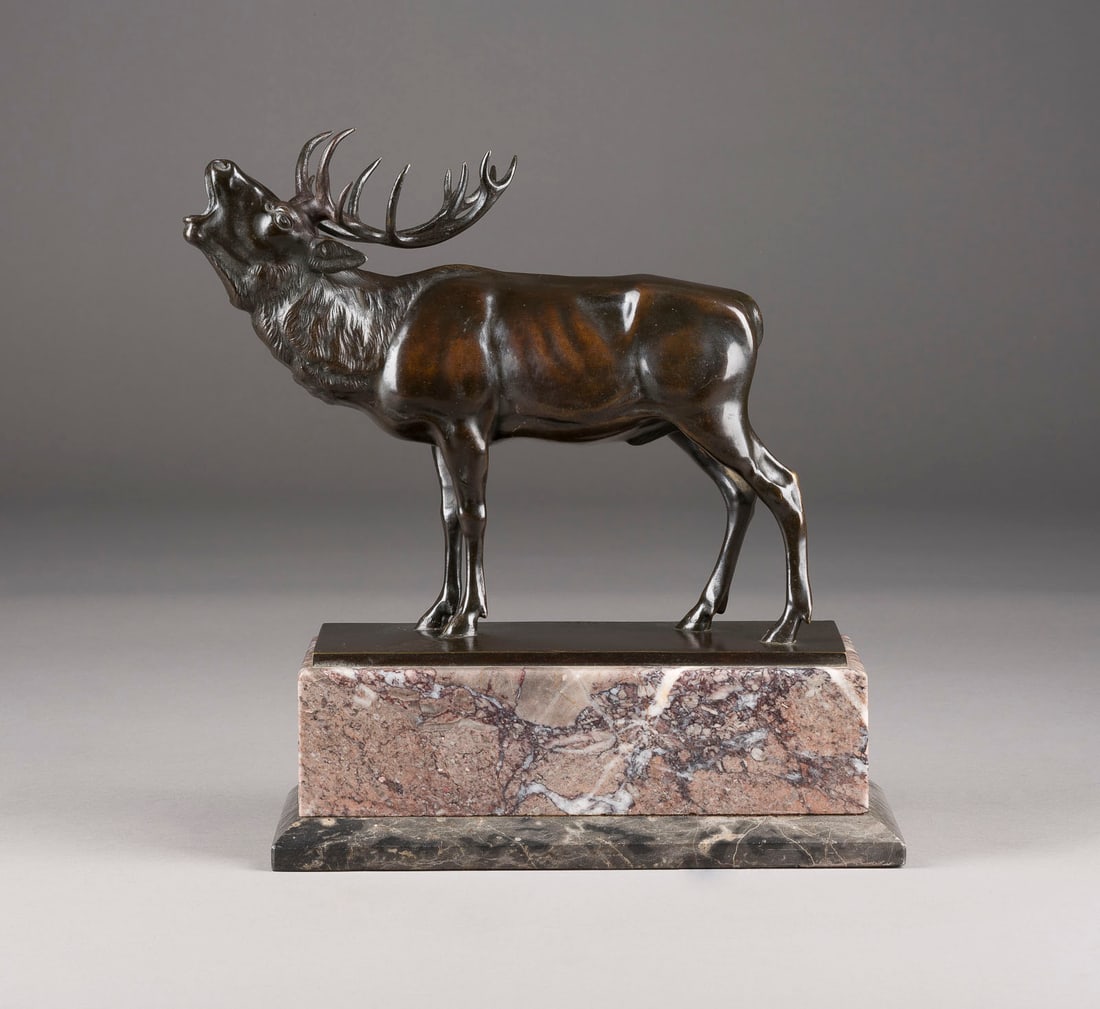 CARL WILHELM ROBRA | RÖHRENDER HIRSCH: CARL WILHELM ROBRA 1876 Berlin - 1945 ebenda RÖHRENDER HIRSCH Bronze, dunkel patiniert, auf rechteckiger Plinthe und Marmorsockel (H. 8,5 cm). Ges.-H. 30, B. 29, T. 12,5 cm, Gew. ca. 8,12kg. Auf der
