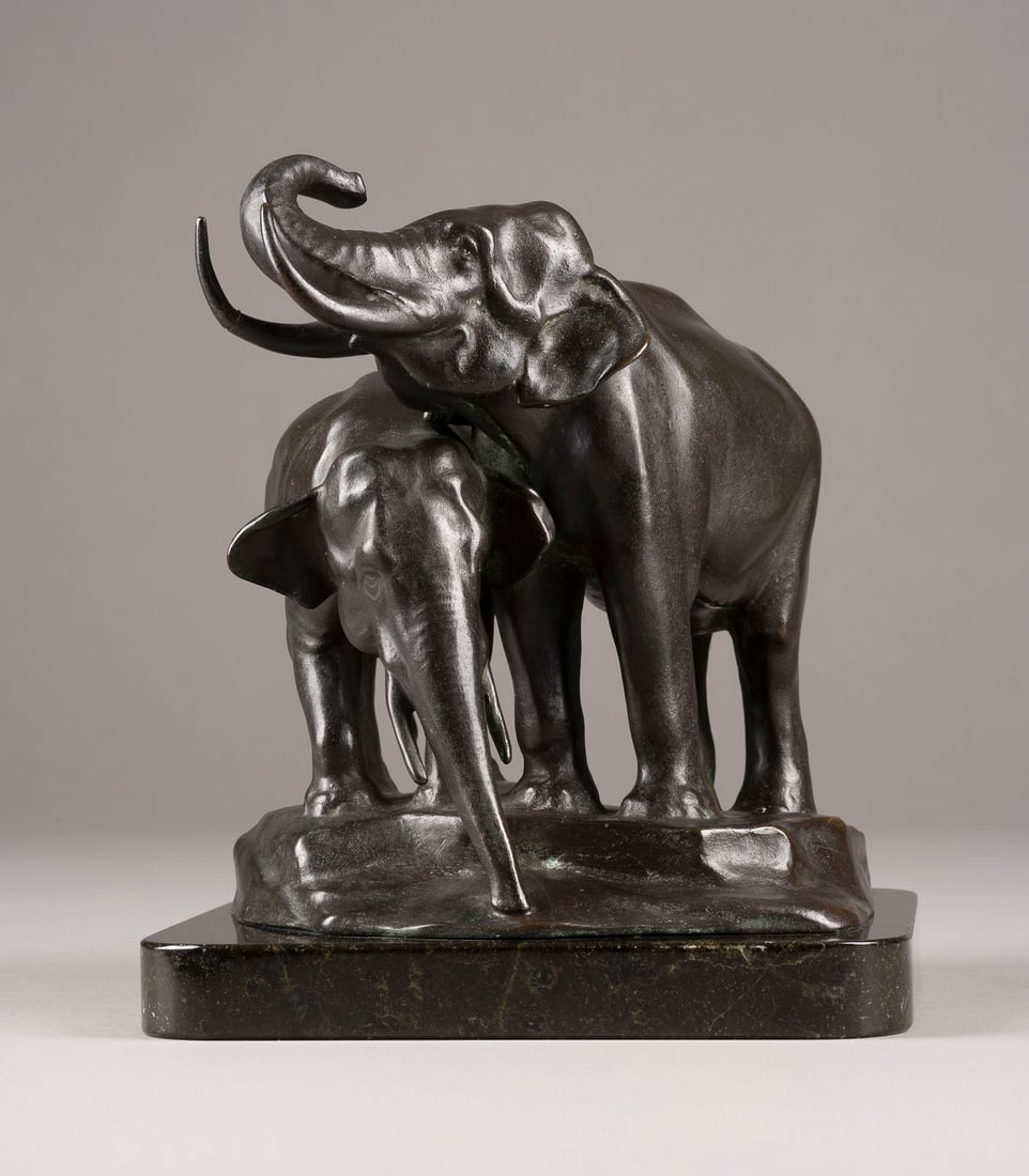PETER BREUER | ZWEI ELEFANTEN AN DER TÄNKE: PETER BREUER 1856 Köln - 1930 Berlin ZWEI ELEFANTEN AN DER TÄNKE Bronze, dunkel patiniert, auf quadratischem Marmorsockel (H. 2,5 cm). Ges.-H. 21, B. 17, T. 17 cm, Gew. ca. 4,88 kg. Rückseitig