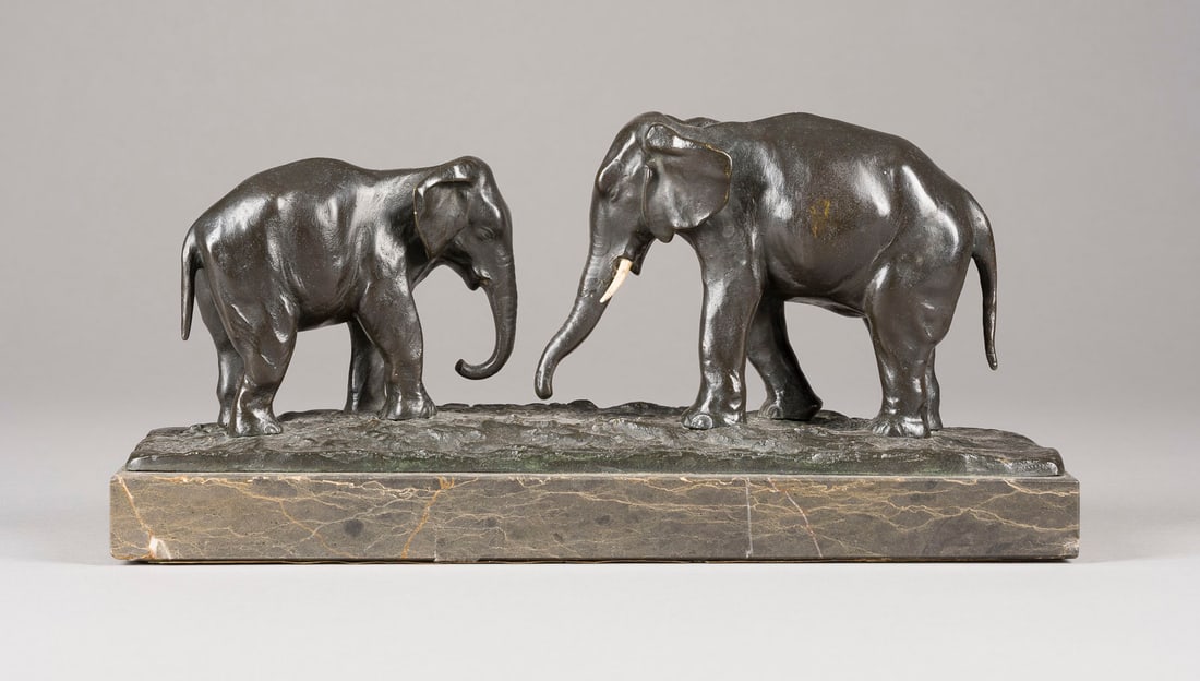 JULIUS PAUL SCHMIDT-FELLING | ZWEI ELEFANTEN: JULIUS PAUL SCHMIDT-FELLING 1835 Berlin - 1920 ZWEI ELEFANTEN Bronze, dunkel patiniert, Stoßzähne aus Knochen, auf naturalistischer Plinthe und rechteckigem Marmorsockel ( H. 3 cm). H. 15,5, L. 30,