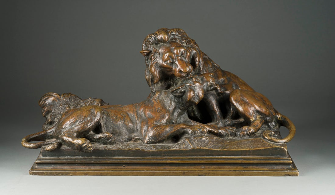 UNBEKANNTER BILDPLASTIKER | GROSSER JAGENDER LÖWE: UNBEKANNTER BILDPLASTIKER Tätig Ende 19. Jh. GROSSER JAGENDER LÖWE Bronze, dunkel patiniert, auf rechteckiger Plinthe. H. 33, B. 68, T. 31 cm. Vorderseitig unleserlich sign. 'Ant..?, vermutlich Anto